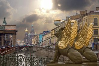 Где найти мосты с грифонами и львами в СПб? История Банковского, Львиного и Почтамтского мостов. Городские легенды и маршрут прогулки по центру