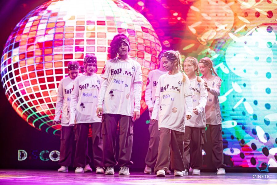 Освоить уличный хип-хоп, избавиться от скованности и стеснения, научиться чувствовать музыку, развить гибкость и стать настоящей звездой танцпола — 15 танцевальных студий для детей в Петербурге, где есть опытные и талантливые хореографы, уютная атмосфера и индивидуальный подход. От современного и энергичного брейк-данса до изящного и грациозного классического балета.