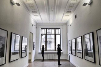 В знаменитой фотогалереи Петербурга теперь введен день бесплатного посещения для всех желающих – каждую последнюю среду месяца. Безвозмездно знакомиться с выставками стало возможным с 1 октября 2016 года.