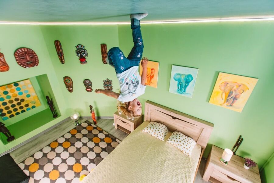 Дом наоборот - перевернутое пространство с мебелью на потолке для необычных фотографий