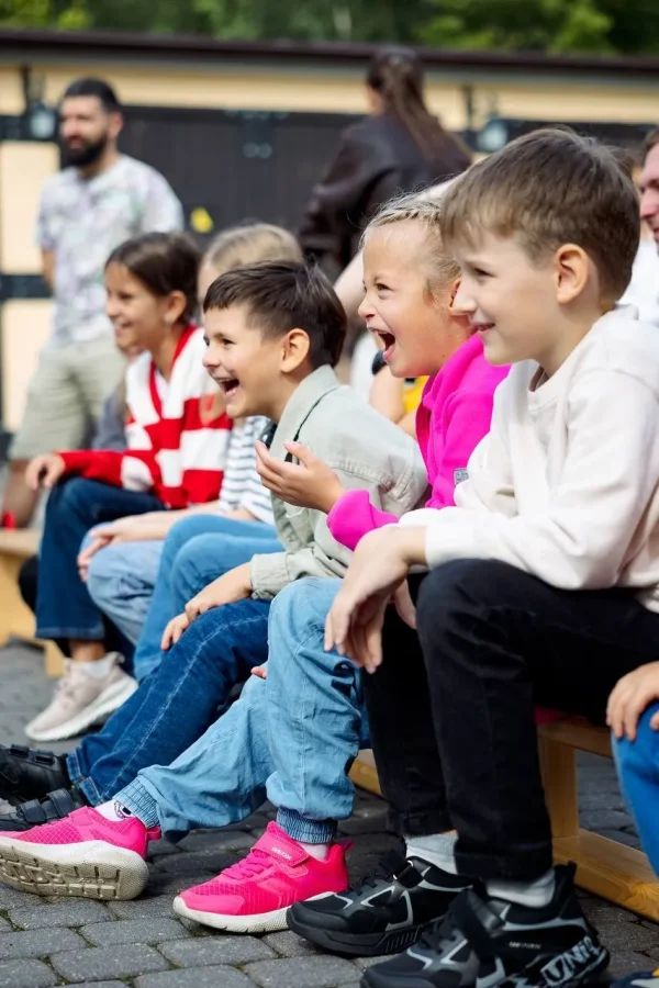 Подборка лучших детских лагерей в Ленинградской области и Санкт-Петербурге — загородные, городские, языковые, спортивные и тематические программы для детей от 6 до 17 лет.