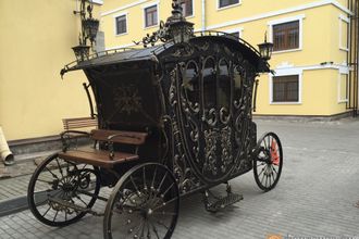 В центре Петербурга появилась старинная карета, выкованная из сотен стальных прутьев в полную величину. Диковинная карета по образцу XVII века «припаркована» на Боровой улице, 104.