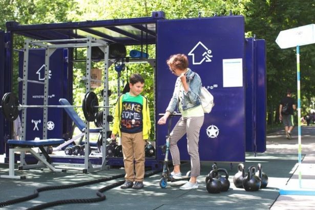 u0412 u041fu0430u0440u043au0435 u041fu043eu0431u0435u0434u044b u043fu043eu044fu0432u0438u043bu0441u044f u0431u0435u0441u043fu043bu0430u0442u043du044bu0439 u0442u0440u0435u043du0430u0436u0435u0440u043du044bu0439 u0437u0430u043b u0441 u0438u043du0441u0442u0440u0443u043au0442u043eu0440u043eu043c