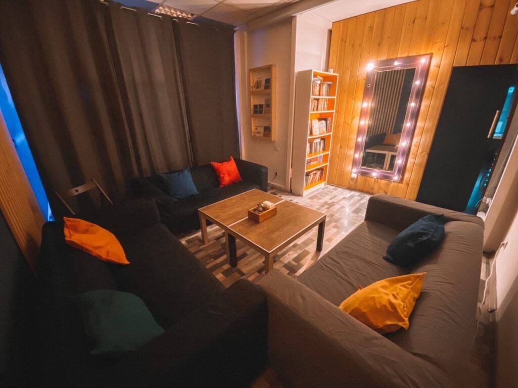 Исследуйте мир «Манчкина», «Уно», «Каркассона», «Диксита» и других захватывающих игр, посетив уютные кафе и игровые лофты в Петербурге. Выбирайте из списка лучших антикафе, где можно сыграть в «Мафию», сразиться в PlayStation, насладиться ароматным чаем по литрам и насладиться изысканными лакомствами. Полная информация о тарифах, адресах и режиме работы – в нашей подборке мест, где поиграть в настолки.