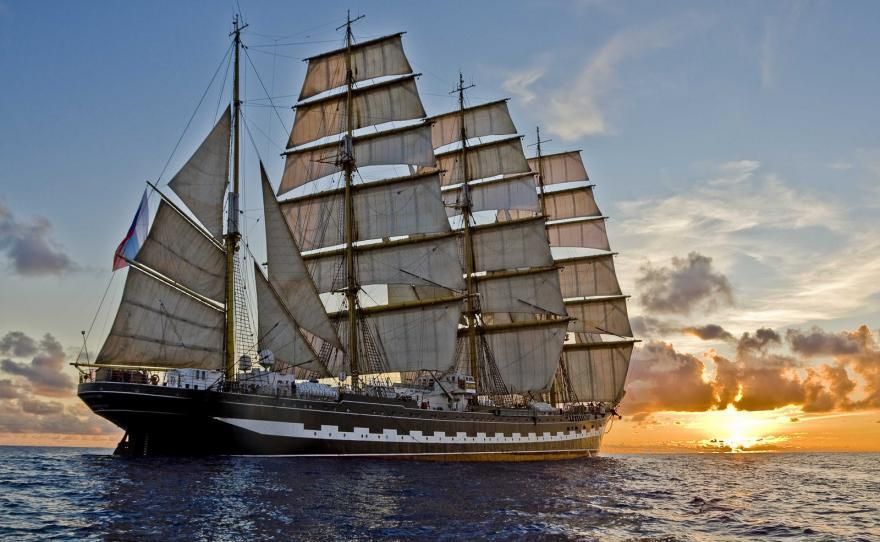 В военно-морском параде, приуроченного ко дню ВМФ примут участие 36 боевых кораблей со всех четырех флотов России, среди которых крупнейший в мире подводный ракетный крейсер «Дмитрий Донской».