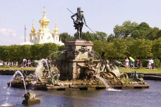 u0412 u041fu0435u0442u0435u0440u0433u043eu0444 u0432u0435u0440u043du0435u0442u0441u044f u0444u043eu043du0442u0430u043d "u041du0435u043fu0442u0443u043d"