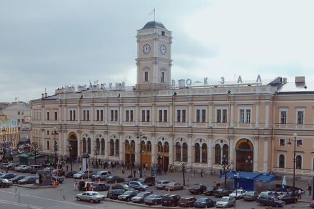 Больше 10 лет около Московского вокзала существовала платная парковка, но теперь на её месте была открыта бесплатная зона посадки и высадки пассажиров, на которой можно находится не более 15 минут.