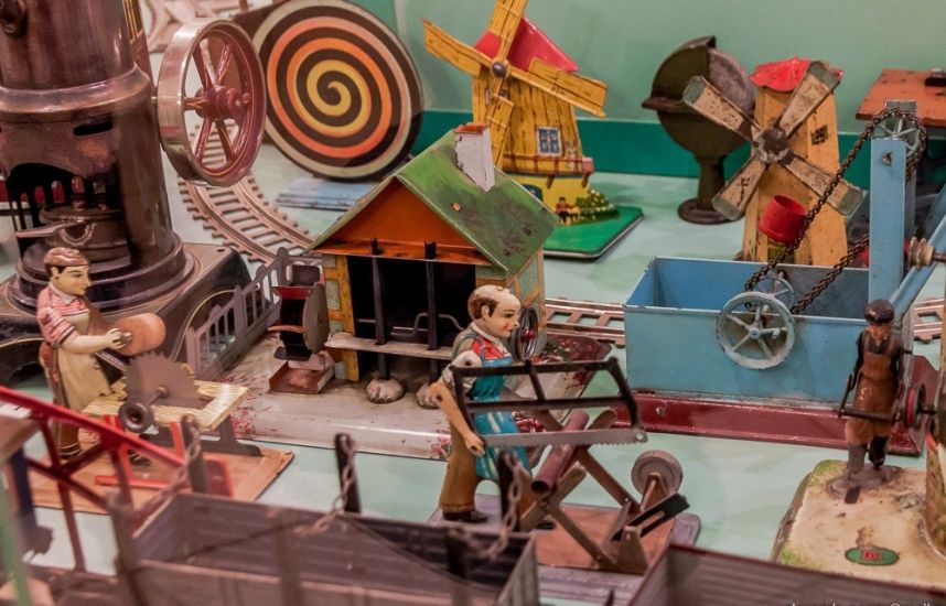 Экспозиция Музея игрушки с антикварными куклами и игрушками