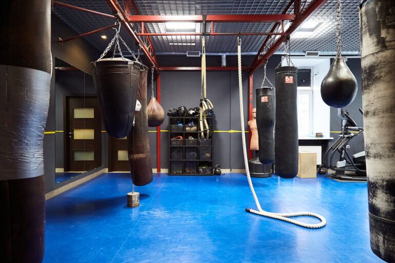 Клуб боевых искусств, где профессиональные и опытные тренеры – Чемпионы Мира, России и Европы помогут каждому освоить разные виды единоборств: каратэ, дзюдо, муай-тай, айкидо, самбо и другие. Здесь проводят групповые и индивидуальные тренировки как для детей, так и для взрослых.