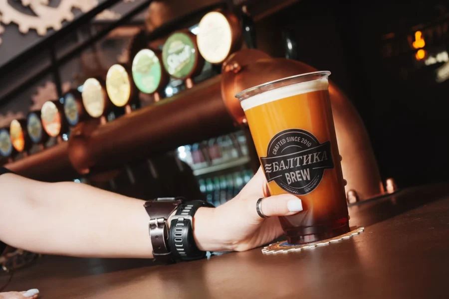 В пространстве «Севкабель Порт» открылся первый поп-ап бар «Балтика Brew», оформленный в необычной промышленной эстетике. Проект будет работать в течение всего теплого сезона и станет частью одноименной экосистемы премиального российского пивоварения, объединяющей новые сорта, авторские рецептуры и современные подходы к развитию пивной культуры.
