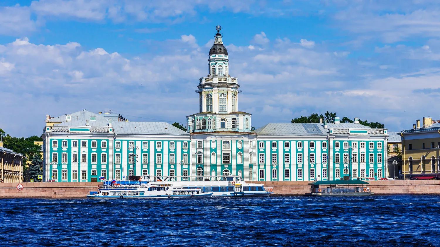 Башня Кунсткамеры на Университетской набережной в Санкт-Петербурге