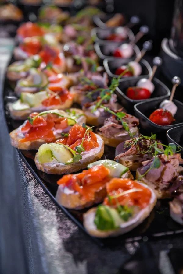 Eat Catering берёт на себя не только еду, но и всю логику мероприятия — меню, подачу и обслуживание на праздниках и деловых событиях в Петербурге.