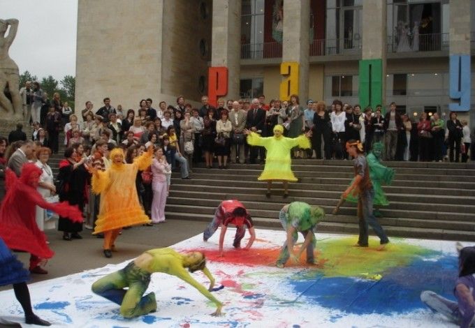 u0422u0435u0430u0442u0440u0430u043bu044cu043du044bu0439 u0444u0435u0441u0442u0438u0432u0430u043bu044c u00abu0420u0430u0434u0443u0433u0430u00bb u043eu0442u043au0440u043eu0435u0442u0441u044f u0432 u0441u0435u043cu043du0430u0434u0446u0430u0442u044bu0439 u0440u0430u0437