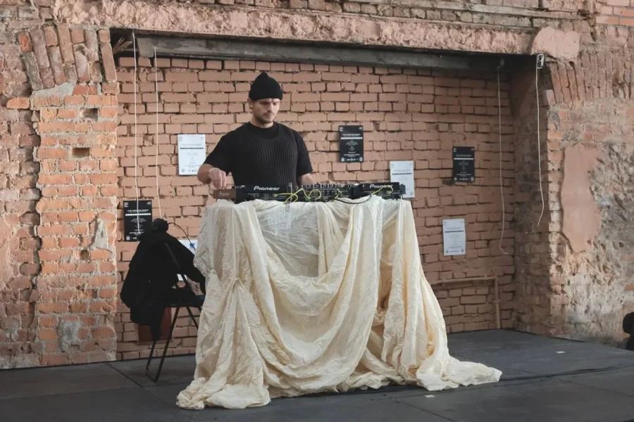 10 и 11 октября в Петербурге в культурном пространстве «Брусницын» в пятый раз пройдёт фестиваль концептуального искусства и стиля «Абрадакабра». Это первый в России фестиваль со строгим отбором участников, объединяющий художников и бренды, работающих в авангардном направлении. В этом году на одной площадке соберутся более 50 участников, а программа рассчитана сразу на два дня.