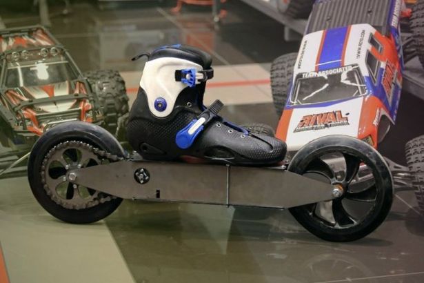 Житель города на Неве придумал альтернативный транспорт для мегаполиса — это электроролики на дистанционном управлении. На необычном изобретении можно разогнаться до 90 км/ч и добраться до нужного пункта даже быстрее, чем на машине.