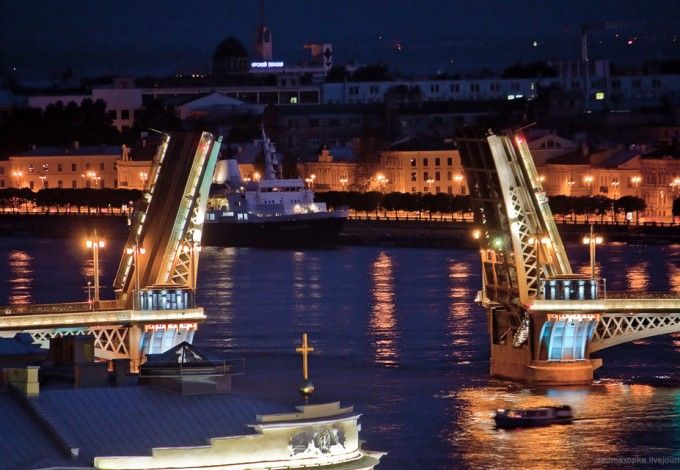 u041du0430u0434u043e u0437u043du0430u0442u044c: u0441u0430u043cu044bu0435 u0436u0438u0432u043eu043fu0438u0441u043du044bu0435 u043cu043eu0441u0442u044b u041fu0435u0442u0435u0440u0431u0443u0440u0433u0430