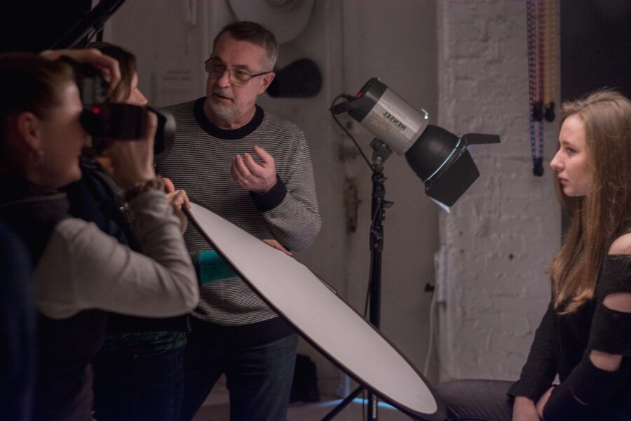 Лучше всего учиться мастерству съемки в проверенных школах фотографии с крутыми педагогами-фотографами. Только так вы добьетесь атмосферных кадров, которые будут завораживать и впечатлять. Питер Online рассказывает, где в Петербурге учат фотографировать в разных жанрах, работать со светом и цветом, создавать концепции для съемок и классно обрабатывать фото.