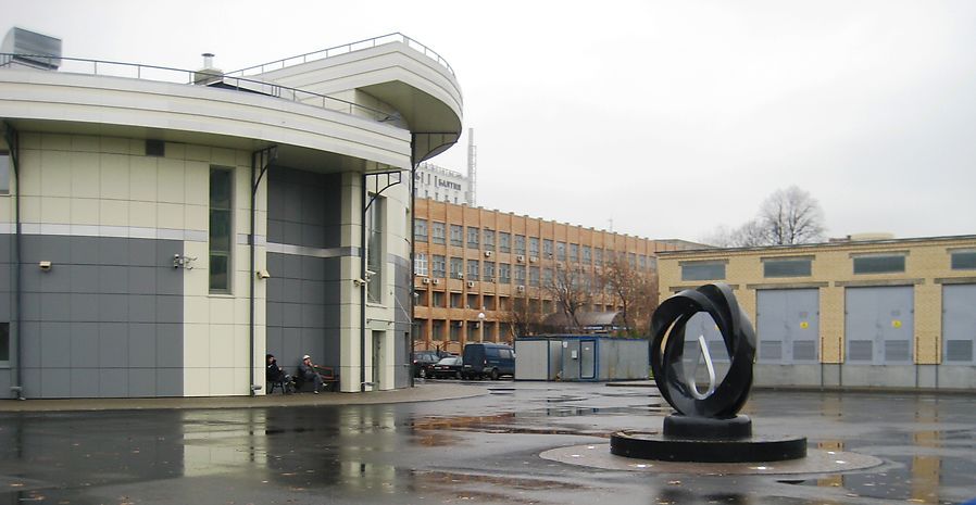 Среди сотен петербургских памятников есть необычные и затейливые, огромные и еле заметные, футуристические и похожие на невиданных зверей, мистические и исполняющие заветные желания. 50 самых интересных памятников Санкт-Петербурга: 