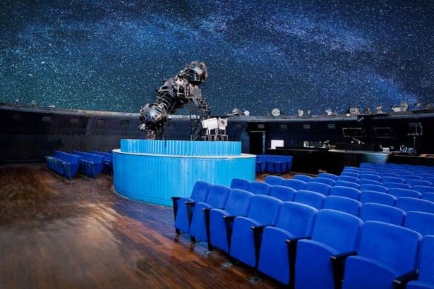 12 и 25 ноября петербуржцы, посещая Петербургский планетарий, будут не просто смотреть на звёздное небо, но и насладятся прекрасной классической музыкой. В рамках проекта «Классика в темноте» в планетарии дадут два таких концерта.