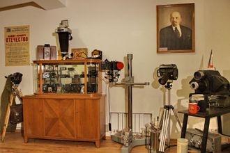 В День рождения Федора Достоевского, 9 февраля, музей имени писателя станет бесплатным для всех. В этот день можно прийти на кинопоказ "Скверного анекдота", снятого по произведению автора, осмотреть музейную экспозицию и послушать лекцию о жизни и творчестве публициста. Для участия необходима регистрация.