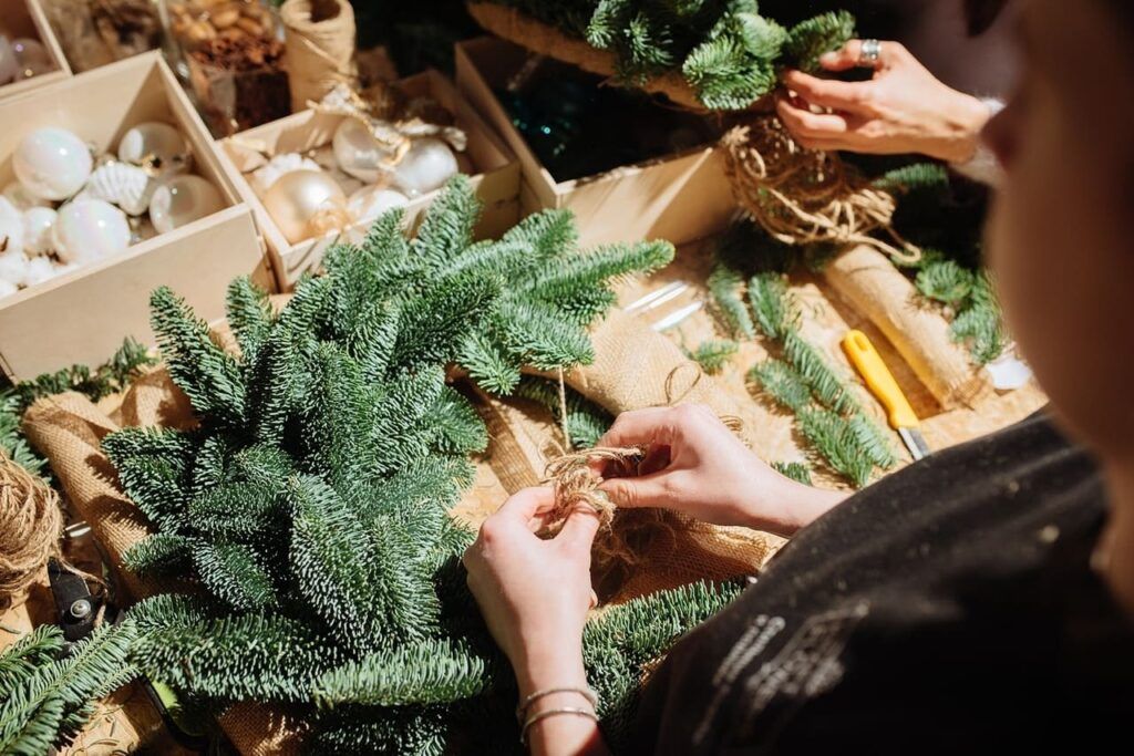 Каток среди леса, рождественские концерты в особняке, сверкающие ярмарки с запахом корицы и глинтвейна, атмосферные кафешки и умопомрачительные декорации улиц — вот они, атрибуты новогоднего Петербурга. Вы без напряга организуете себе насыщенную программу на праздники. Читайте статью Питер Online и сохраняйте 30 классных идей, куда пойти и на что посмотреть в зимние каникулы.