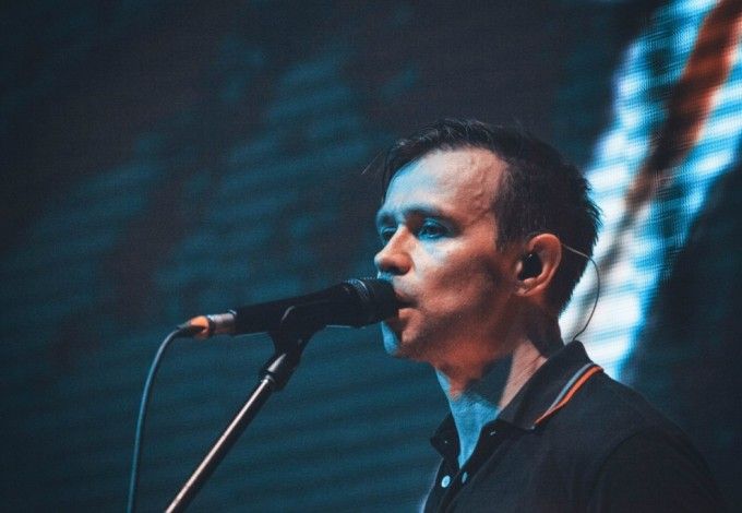 Уже совсем скоро, 8 октября, на сцене клуба «Космонавт» выступит самобытный и оригинальный Дельфин. Ему уже давно присваивают такие имена, как Человек-атмосфера или Человек-невидимка. В своих песнях он всегда поднимает актуальные темы, умело их завуалировав безупречным ритмом и плавными мотивами. Этой осенью артист порадует своих гостей электрической программой: слушатели смогут погрузиться в настоящий океан музыки и послушают любимые песни.