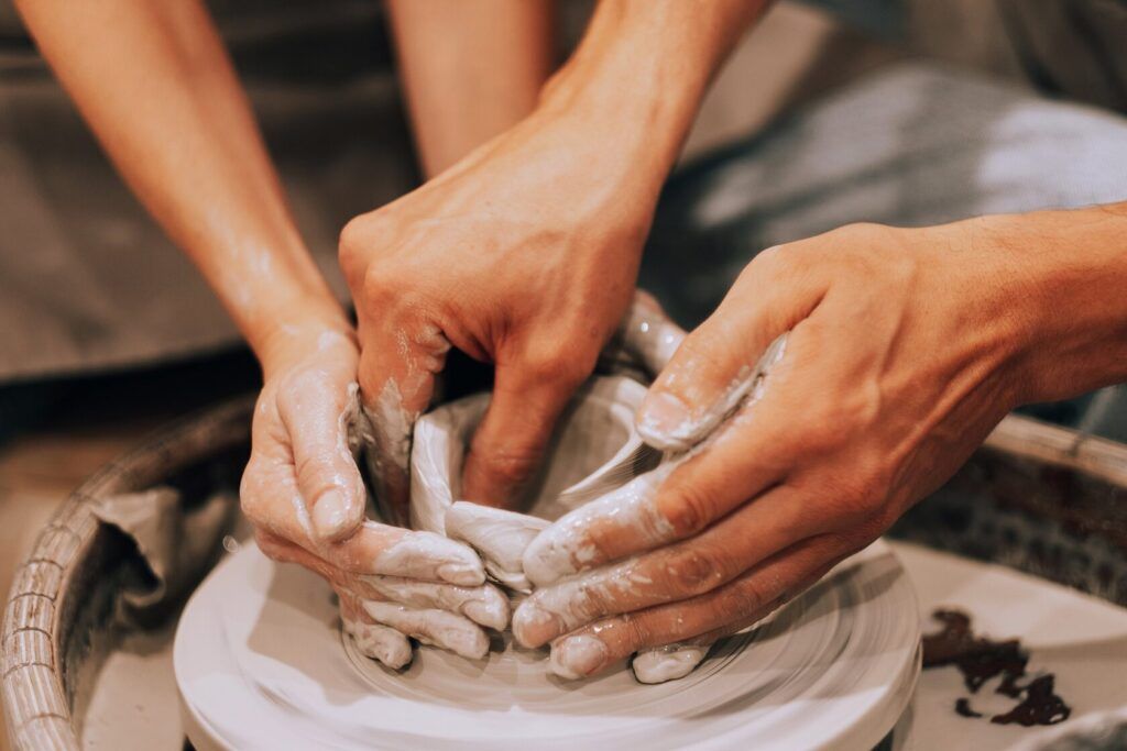 Пара работает за гончарным кругом в мастерской Cerami'Co