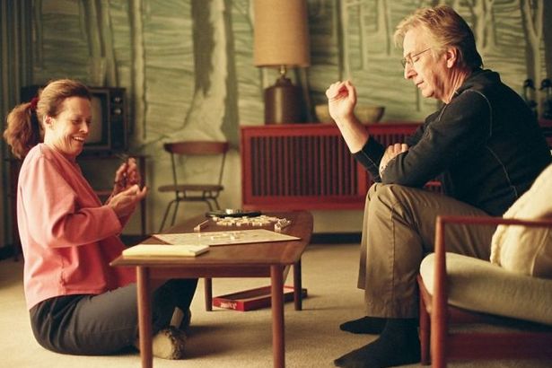 25 февраля горожане вспомнят недавно ушедшего из жизни выдающегося британского актера Алана Рикмана. К его 70-летнему юбилею для петербуржцев организуют бесплатный показ фильма «Снежный пирог», где также снялись Сигурни Уивер и Керри-Энн Мосс.