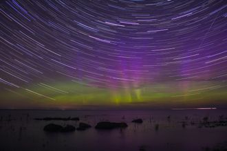 u041fu0435u0442u0435u0440u0431u0443u0440u0436u0446u044b u043du0430u0431u043bu044eu0434u0430u043bu0438 u043fu043eu043bu044fu0440u043du043eu0435 u0441u0438u044fu043du0438u0435 u043du0430u0434 u041bu0430u0434u043eu0436u0441u043au0438u043c u043eu0437u0435u0440u043eu043c