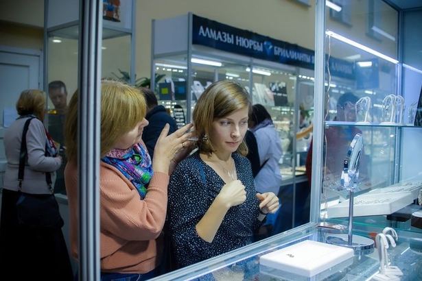 Центр Петербурга превратится в пространтство, максимально комфортное для отдыха.&nbsp;Улицы станут велопешеходными, тротуары – площадками для спорта, игр и творчества, а на парковочных местах появятся бинбеги и скамейки. В период с 19 до 21 августа в Северной столице пройдет фестиваль «Живые улицы».