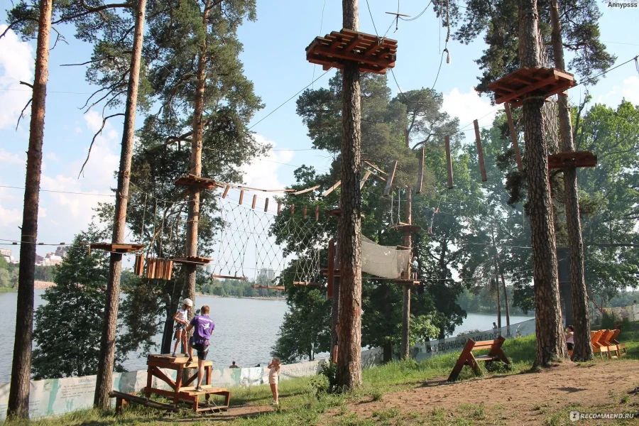 Веревочный парк TreeToTree на фоне озера