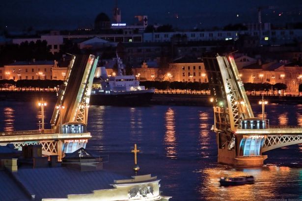 u041du0430u0434u043e u0437u043du0430u0442u044c: u0441u0430u043cu044bu0435 u0436u0438u0432u043eu043fu0438u0441u043du044bu0435 u043cu043eu0441u0442u044b u041fu0435u0442u0435u0440u0431u0443u0440u0433u0430