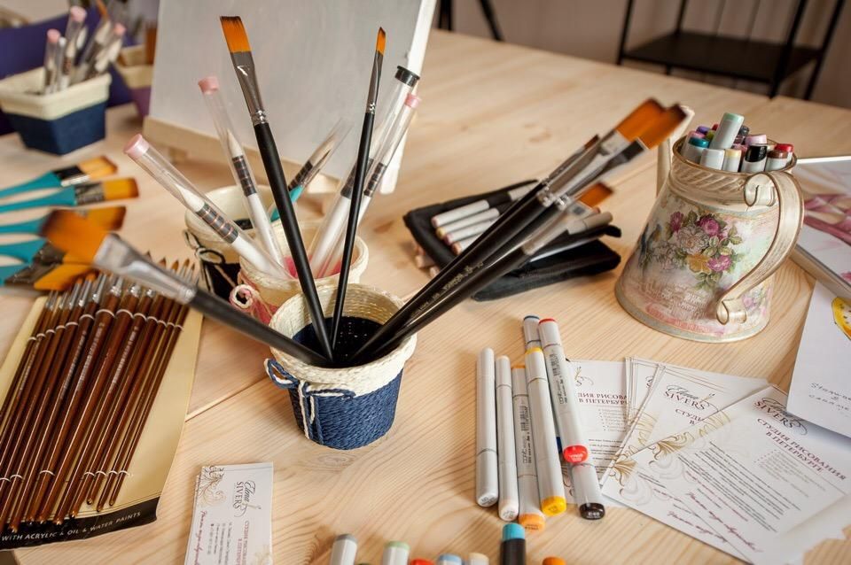 Недалеко от метро Лесная открылась Арт-студия Елены Сиверс. Здесь всего за три часа можно научиться писать профессиональные картины, а еще это прекрасная психотерапия для тех, кто погряз в рутине и обыденности, и самореализация для тех, кто раскрыл свое творческое начало в других направлениях искусства.