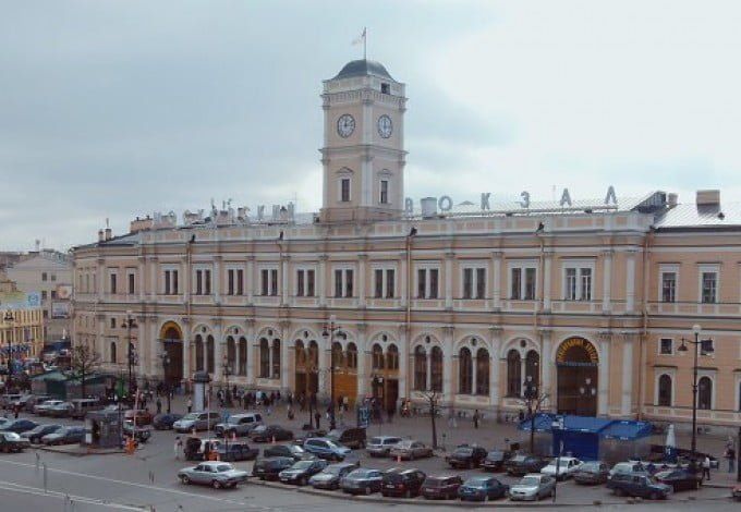 Больше 10 лет около Московского вокзала существовала платная парковка, но теперь на её месте была открыта бесплатная зона посадки и высадки пассажиров, на которой можно находится не более 15 минут.