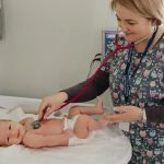 Ищете детского врача, который не напугает ребёнка и даст результаты анализов в день обращения? Проверили 17 клиник Петербурга — от бюджетных до премиальных. С точными ценами, именами педиатров и честными инсайдами про парковку.