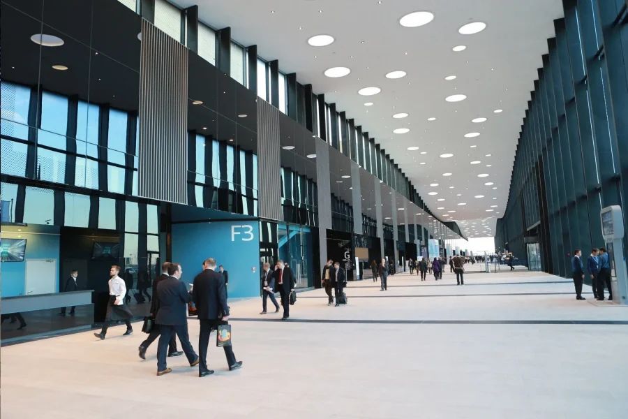 Деловая поездка в Северную столицу может быть не только продуктивной, но и комфортной. Санкт-Петербург предлагает все необходимые сервисы для бизнес-путешественников: от премиальных трансферов до конференц-залов мирового уровня. Мы собрали самую актуальную информацию для тех, кто ценит время и комфорт.