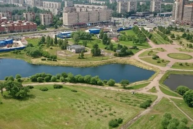 Послание в будущее, интересные памятники и фонтаны, живописный парк – все это и много других причудливых открытий ожидают петербуржцев, отправившихся на прогулку по легендарному району Санкт-Петербурга.