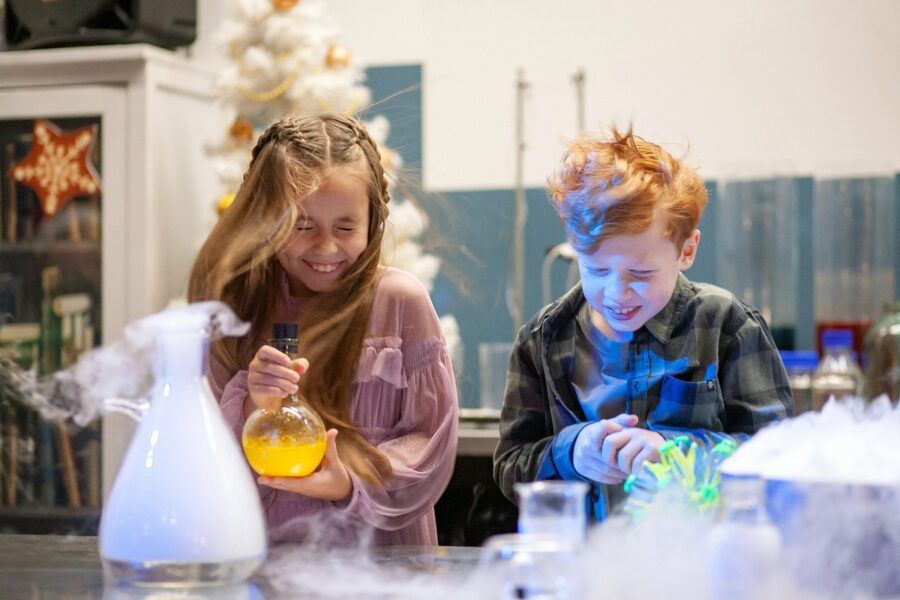 Дети проводят научные эксперименты в музее КидБург Эксперименты (бывший ЛабиринтУм) в Санкт-Петербурге