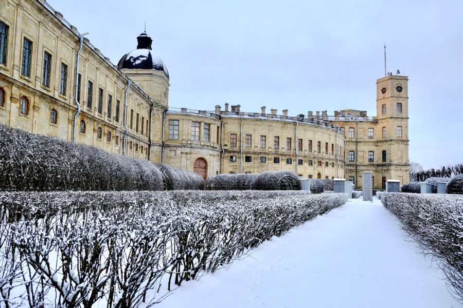 Гатчинский парк зимой с видом на замерзшее Белое озеро и Гатчинский дворец в готическом стиле