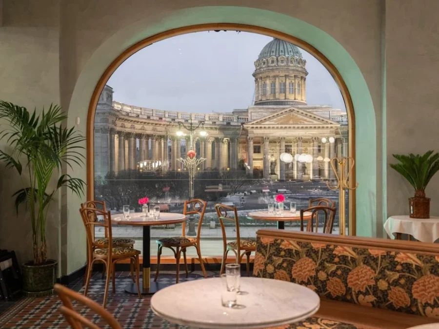 Интерьер кафе René в историческом здании Дома книги на Невском проспекте с видом на Казанский собор