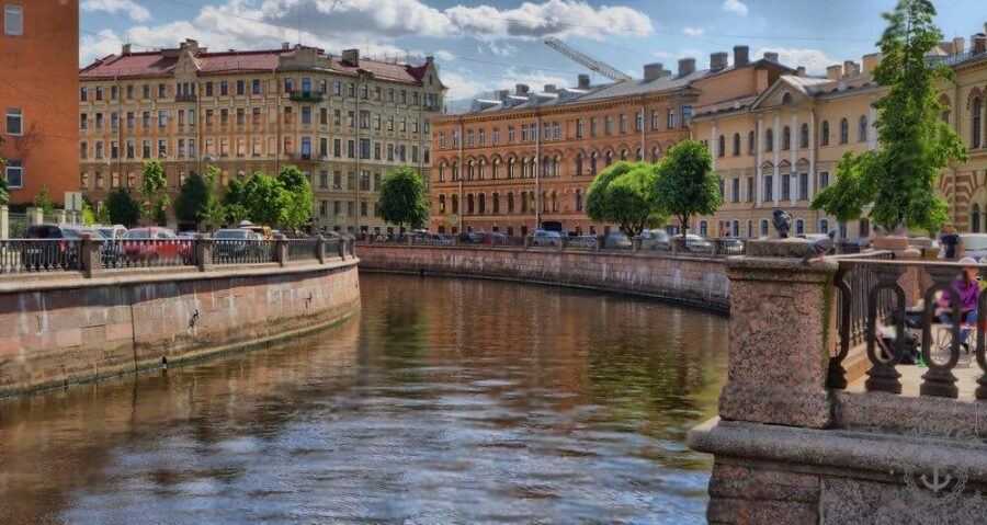 Острова занимают около 80 кв. км: Васильевский, Петроградский, Крестовский и 24 других — естественных и искусственных.
