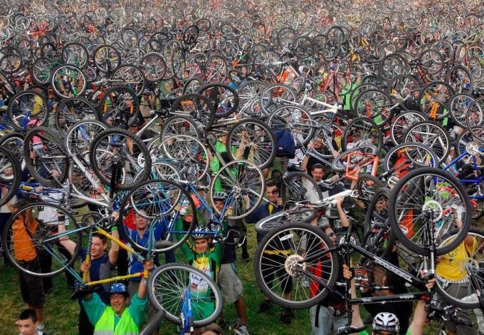 с 16 по 25 сентября у велосипедистов будет возможность воспользоваться абонементом «На работу за 1 рубль».Повременная плата проката двухколёсного друга в абонементе начисляется после первых 30 минут поездки. Так, в зависимости от тарифа, до окончания первого часа поездки таким образом начисляется 35 рублей, 70 рублей – до двух часов, 200 рублей в час – все последующие часы.