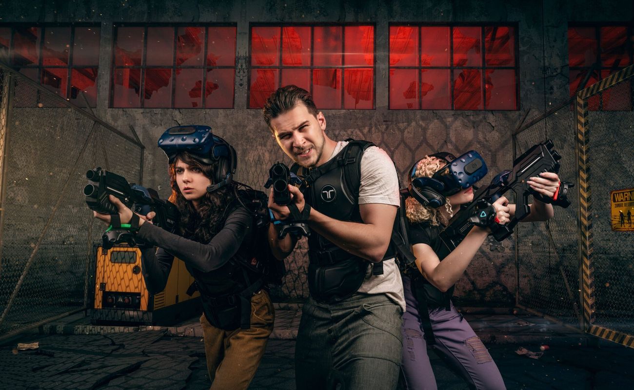 Собрали 10 VR-клубов Петербурга — от арен со свободным перемещением на 350 м² до гоночных симуляторов с подвижными платформами. Цены, адреса и контакты проверены в феврале 2026.