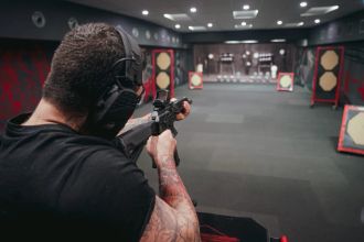 Почувствовать себя метким стрелком и выйти за рамки компьютерных игр просто — достаточно посетить один из стрелковых клубов Петербурга. От пневматики до боевого оружия, от луков до легендарного пулемёта «Максим» — выбор огромен. PITER.NOW собрал 15 проверенных мест, где можно метко стрелять, учиться обращаться с оружием и просто отлично провести время.