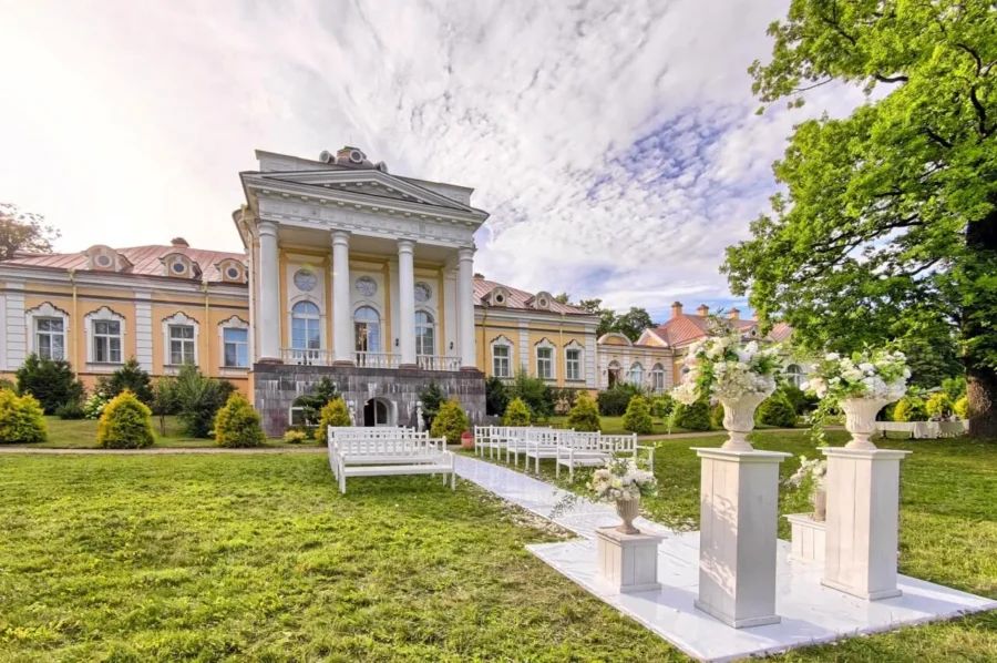 Среди шумного мегаполиса и его пригородов скрываются настоящие жемчужины истории – старинные дворянские усадьбы. Эти исторические поместья хранят уникальное наследие, вдохновляли великих творцов и сегодня открывают двери для посетителей.