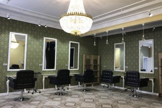 Школа красоты «НЕВСКИЙ 23», расположенная с историческом здании, предлагает всем желающим получить профессию в бьюти-индустрии программы обучения, разработанные ведущими специалистами по шугарингу, визажу, парикмахерскому искусству, массажу и другим направлениям в сфере красоты.