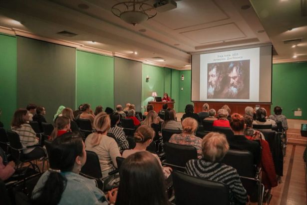 Любой желающий сможет повысить свой культурный уровень за символическую плату. Узнать о творчестве Пикассо, Дюрера, Рафаэля, мастерах флорентийской живописи, иконографии или познакомиться с биографиями легендарных личностей и узнать множество познавательных фактов — это всего лишь малая часть программы. Посетителям предоставится возможность выбрать темы по своему вкусу или же купить абонемент и ходить на все лекции.