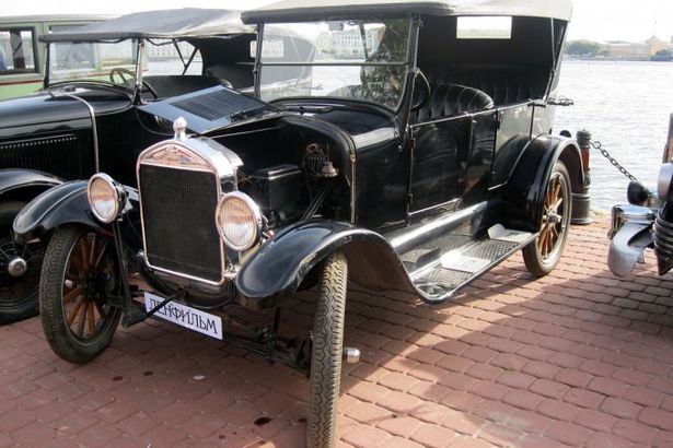 u0420u0435u0442u0440u043e- u0430u0432u0442u043eu043cu043eu0431u0438u043bu0438- u0433u0435u0440u043eu0438 u0440u043eu0441u0441u0438u0439u0441u043au043eu0433u043e u043au0438u043du043e u043fu0440u043eu0435u0434u0443u0442 u043fu043e u041du0435u0432u0441u043au043eu043cu0443 u043fu0440u043eu0441u043fu0435u043au0442u0443