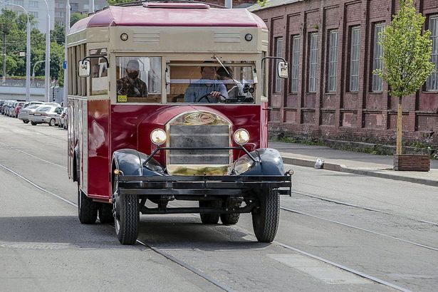 В нынешнем году Петербург отметит своё 315-летие парадом раритетных автобусов, троллейбусов, грузовиков и легковых автомобилей. Мероприятие пройдёт 26 мая. Старт парада намечен на полдень. Колонна машин начнёт движение от гостиницы «Прибалтийская» на Васильевском острове, трамваи отправятся из Музея городского электрического транспорта.