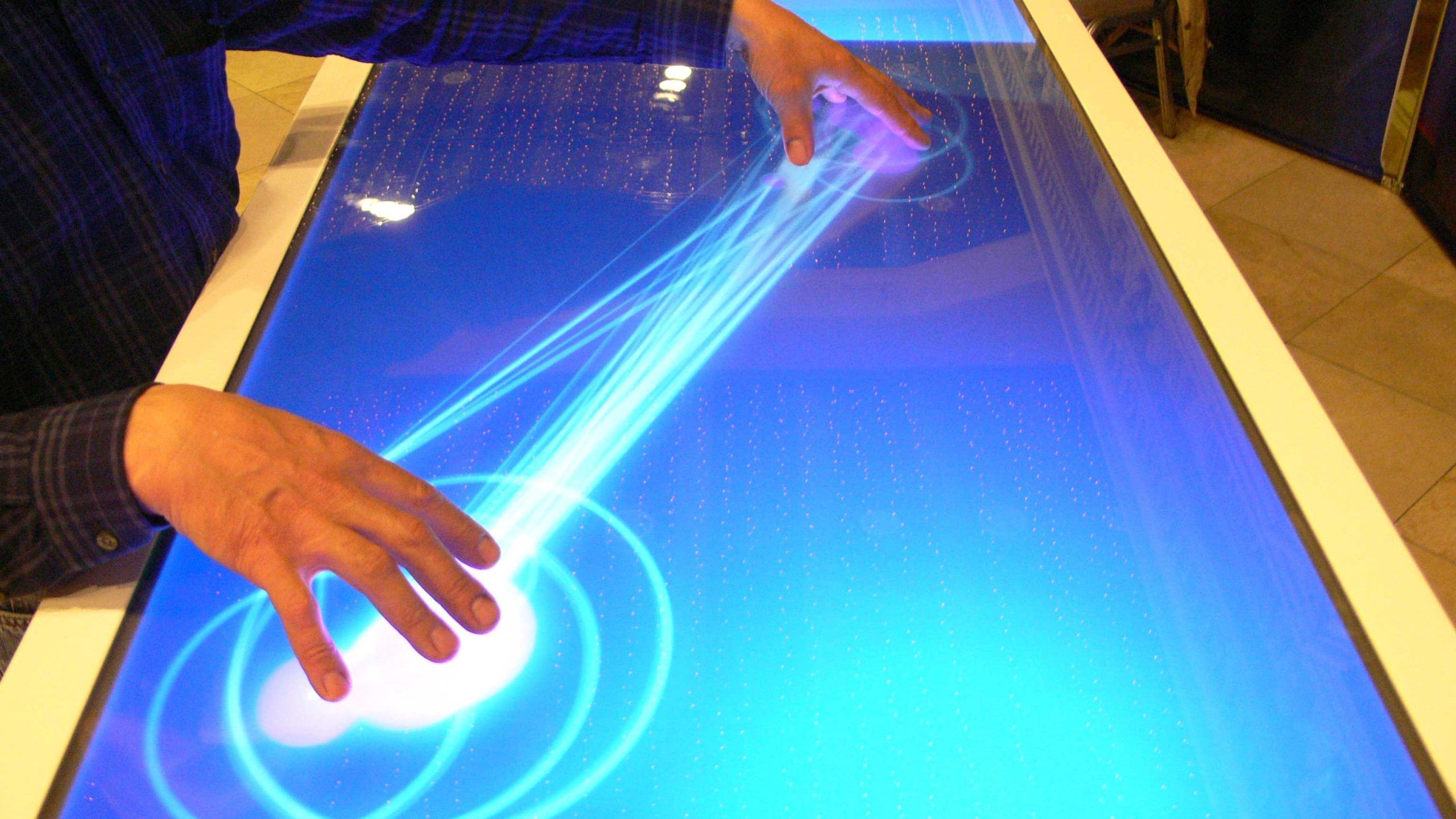 Зарядить телефон, узнать, когда приходит нужный автобус и рассчитать время поездки в метро теперь можно с помощью специальных интерактивных стоек. Пока что в городе установили четыре сенсорных стенда, но это только начало.